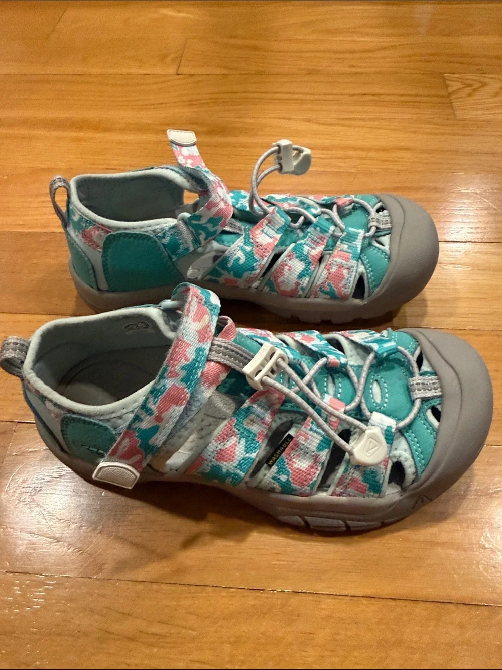 Keen Newport girls camo sandals size 3.